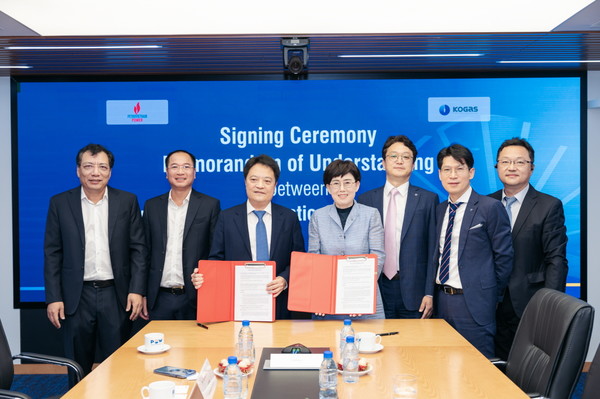 지난 23일 베트남 하노이에서 진행된 'GTP(가스-에너지 변환) 개발 관련 업무협약(MOU)' 체결식에서 황 반 꽝 PV파워 회장(왼쪽 세번째)과 최연혜 한국가스공사 사장(왼쪽 네번째) 등 관계자들이 기념사진을 찍는 모습. 사진=한국가스공사 제공