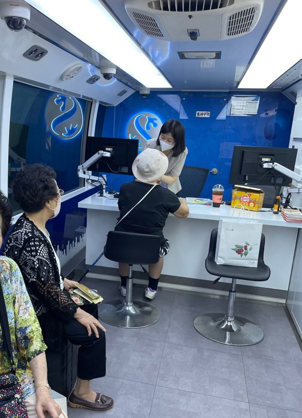 양천어르신종합복지관 고객이 '찾아가는 시니어 이동점포'를 이용하고 있다. (사진=신한은행 제공)