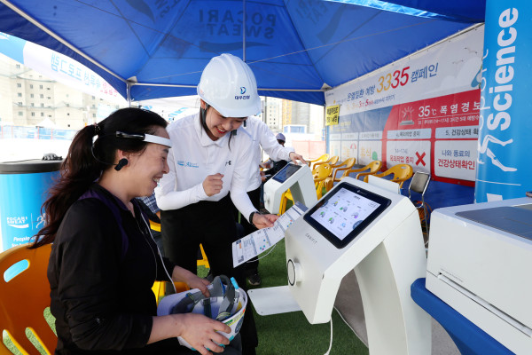 대우건설이 동아오츠카와 혹서기 대비 근로자 안전 예방을 위한 공동 캠페인을 진행했다. 사진=대우건설 제공