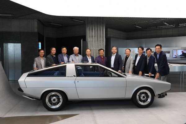 장재훈 현대차 사장(왼쪽에서 일곱번째)이 현대모터스튜디오 서울에서 전직 임원 모임 '자우회' 회원들과 '포니 쿠페 콘셉트'와 기념사진을 촬영하고 있다. 사진=현대차 제공