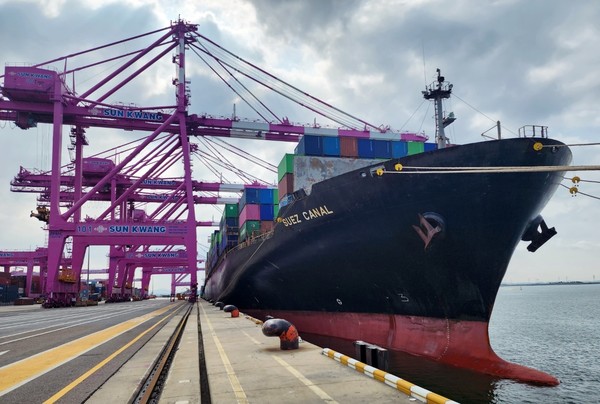 28일 씨 리드 쉬핑의 인천-중동 신규 컨테이너 항로 FAM에 투입되는 첫번째 선박 '수에즈 커넬호'가 인천신항 선광신컨테이너터미널에 입항한 모습. 사진=인천항만공사 제공