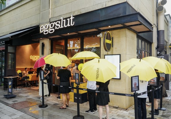 29일 오전 개점한 에그슬럿 분당정자점에서 고객들이 줄을 서서 입장을 기다리고 있다. 사진=SPC그룹 제공