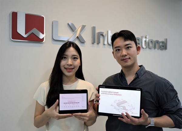 LX인터내셔널 직원들이 ESG경영 체계, 활동 및 추진 성과 등이 담긴 '지속가능경영보고서'를 소개하고 있다. 사진=LX인터내셔널 제공