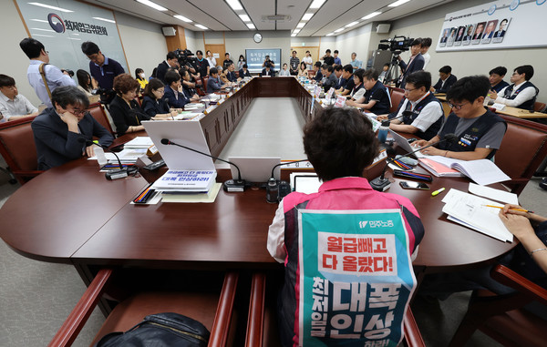 최저임금위원회에 속한 근로자, 사용자 측 공익위원들이 지난 29일 오후 세종시 정부세종청사에서 열린 제9차 전원회의에 참석해 내년도 최저임금에 대해서 논의하고 있다. 사진=연합뉴스 