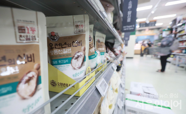 서울시내 한 대형마트에 소금이 진열돼 있다. 사진=이태구 기자