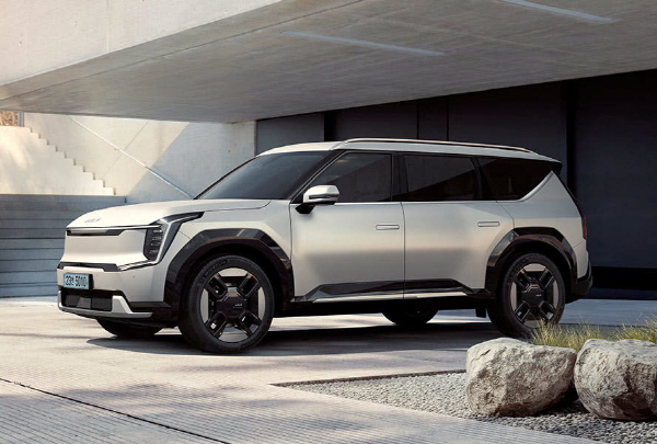 EV9의 측면부 모습. 거대한 차체에서 오는 압도적인 분위기가 플래그십 다운 매력을 발산한다. 사진=기아 홈페이지