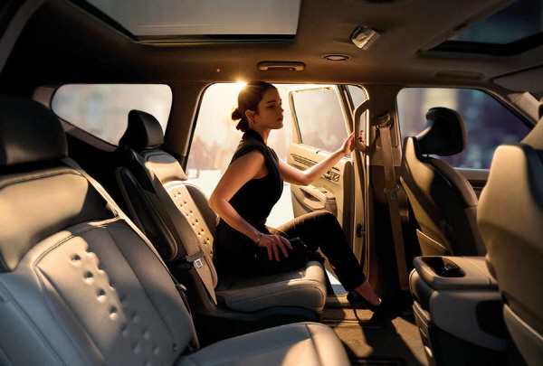 뒷좌석은 '스위블' 시트를 적용해 180도 회전해 뒤를 볼 수 있도록 했다. 사진=기아 홈페이지 