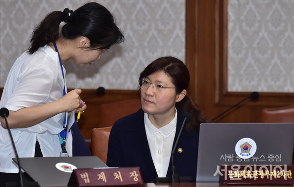 장미란 문체부 2차관이 국무회의에 참석, 관계자랑 대화를 나누고 있다.