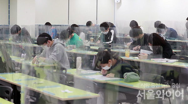 사교육 업체와 수능 출제위원이 만났다는 의혹이 밝혀져 경찰 수사가 시작됐다. 사진=서울와이어 DB