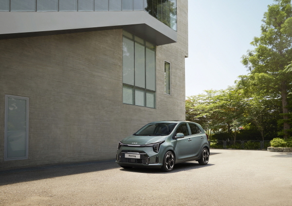 더 뉴 모닝은 신차급으로 변경한 외장 디자인과 동급 최고 수준의 첨단 운전자 보조 시스템 및 편의 사양을 갖춘 것이 특징이다. 사진=기아 제공