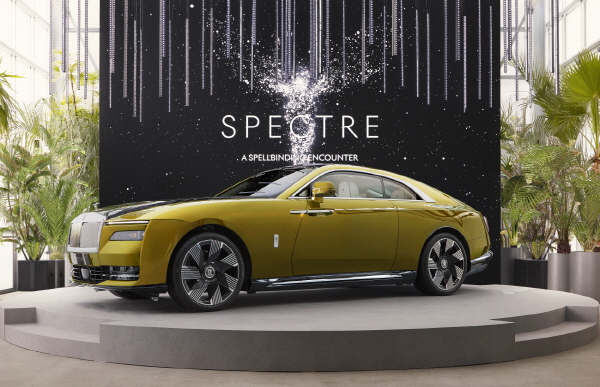 롤스로이스모터카가 브랜드 사상 처음으로 선보이는 순수전기 모델 ‘스펙터’를 아시아 태평양 지역 최초로 국내에서 공개했다. 사진=롤스로이스모터카 제공