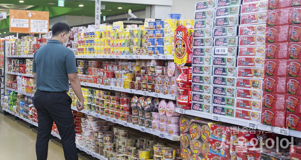 서울시내 대형마트를 찾은 시민이 라면을 고르고 있다. 사진=서울와이어 DB