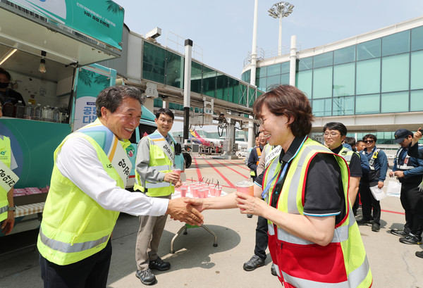 지난 3일 인천공항 제1여객터미널 항공기계류장에서 진행된 '2023년도 상반기 항공안전캠페인'에서 이학재 인천국제공항공사 사장(왼쪽)이 조업현장에서 일하는 근로자들을 격려하고자 시원한 음료를 제공하는 모습. 사진=인천국제공항공사 제공