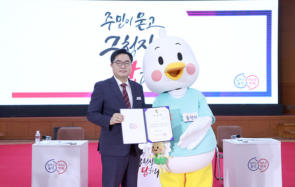 박일하 동작구청장(왼쪽)이 지난 3일 동작구청 대강당에서 진행된 주민간담회 ‘주민이 묻고 구청장이 답하다’ 행사에 참석해 기념사진을 찍는 모습. 사진=동작구청 제공