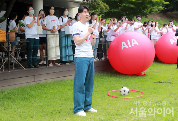 손흥민이 행사에 참석, 인사말을 하고 있다.