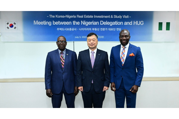 (왼쪽부터) 알리 모하메드 마가쉬 주한나이지리아 대사, 유병태 HUG 사장, 롤랜드 이그비노바 파이슨주택회사 사장이 기념촬영을 하고 있다. 사진=HUG 제공