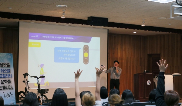 서울 은평고등학교에서 최초로 시행된 전교생 대상 중계교육은 아침 조회 등에서 시행되는 전 교실 대상 중계시스템에서 착안해 준비됐다. 사진=스윙 제공