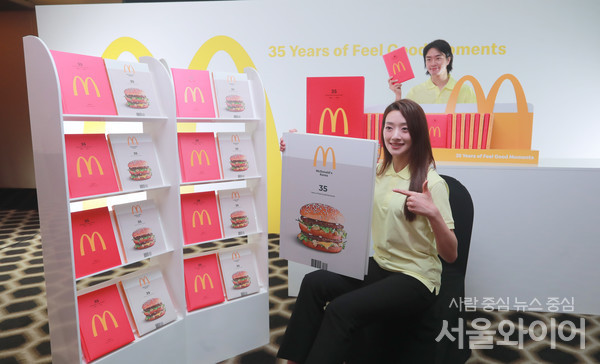 모델들이 도서 모형을 들고 있다.