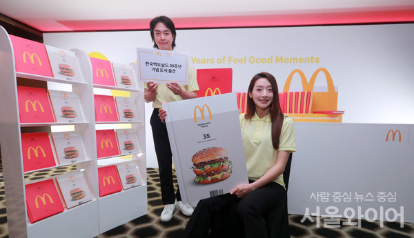모델들이 도서 모형을 들고 있다.