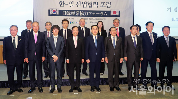 김병준 전국경제인연합회 회장 직무대행(앞줄 왼쪽 네번째)과 이창양 산업통상자원부 장관(앞줄 왼쪽 다섯번째), 도쿠라 마사카즈(앞줄 왼쪽 여섯번째) 일본 경제단체연합회장 등이 6일 오전 여의도 전경련 콘퍼런스센터에서 열린 ‘한일 산업협력 포럼’에 참석해 기념사진을 촬영하고 있다. 사진=이태구 기자 