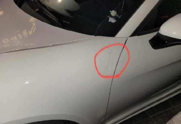 포르쉐 차량 옆에서 킥보드가 넘어지며 흠집이 났다. 출처=보배드림 홈페이지