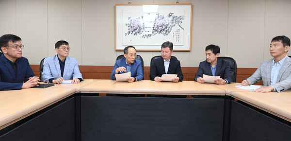 추경호 부총리 겸 기획재정부 장관(왼쪽 세 번째)이 9일 서울 중구 은행연합회관에서 열린 확대 거시경제·금융현안 간담회에서 참석자들과 새마을금고 사태 대응 방안을 논의하고 있다. 사진=연합뉴스 