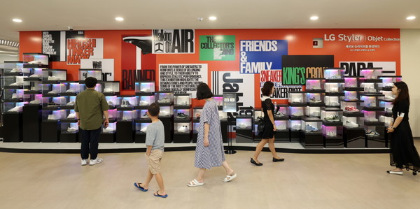 LG전자가 세종문화회관 세종미술관에서 열리고 있는 ‘스니커즈 언박스드 서울’ 전시회에서 이날부터 9월10일까지 스타일러 슈케이스를 활용한 대규모 특별 전시를 선보인다. 사진=LG전자 제공 