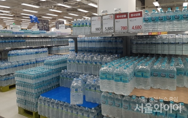 대형마트에 진열된 생수. 사진=서울와이어 DB