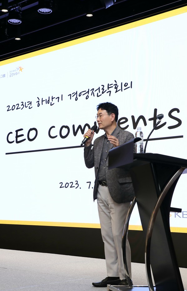 7일 서울 강북구 파라스파라에서 열린 2023년 하반기 경영전략회의에 참석한 KB국민카드 이창권 사장이 임직원 대상으로 강연하고 있다. (사진=KB국민카드)