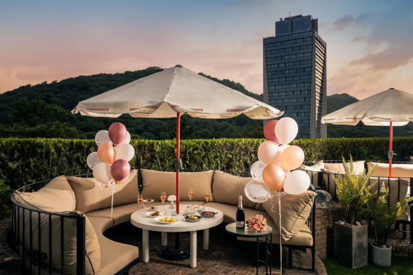 반얀트리 클럽 앤 스파 서울은 루프톱에서 기념일 패키지를 선보인다. 사진=반얀트리클럽앤스파서울 제공