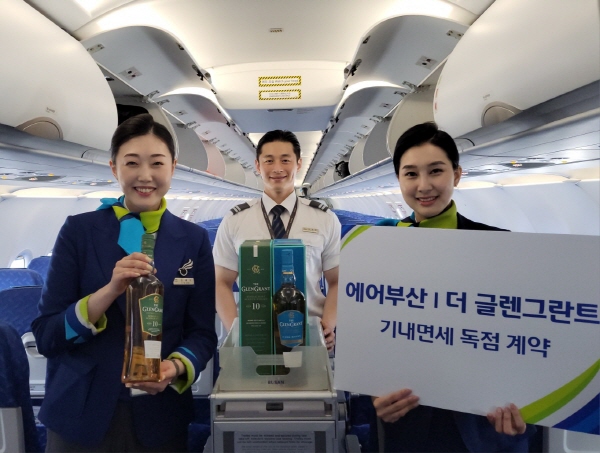 에어부산은 위스키 브랜드 '더 글렌그란트'와 기내면세 독점 계약을 맺은 기념으로 시음회를 개최했다. 사진=에어부산 제공