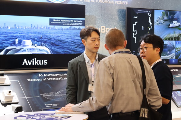 HD현대 사내벤처 1호 아비커스 직원들이 올해 2월 미국 플로리다에서 열린 ‘마이애미 국제 보트 쇼’에서 레저보트 자율운항 솔루션 ‘뉴보트’를 선보이고 있다. 사진=HD현대 제공