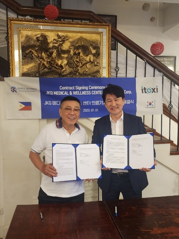 SAH그룹 세자르 키암바오 회장(왼쪽)과 전봉규 아이톡시 대표가 의료기기 공급계약 체결식 이후 기념촬영을 하고 있다.