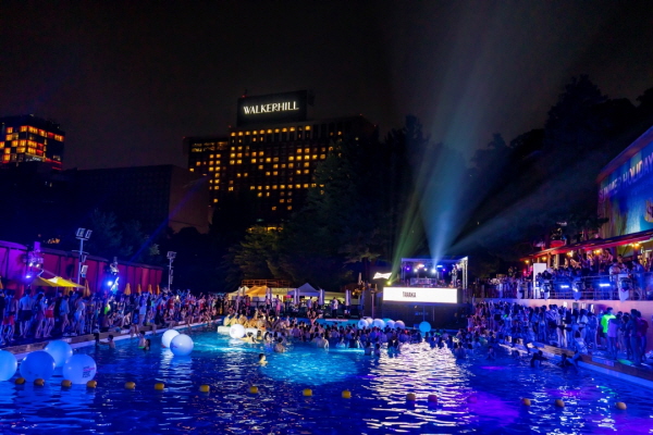 유명 아티스트의 화려한 퍼포먼스가 펼쳐지는 ‘2023 워커힐 비키니 풀파티’ 현장. 사진=워커힐호텔앤리조트 제공