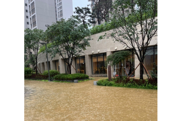 GS건설의 개포자이 프레지던스 단지 일대가 침수돼 입주민들이 불편함을 겪었다. 사진=온라인 커뮤니티 캡처