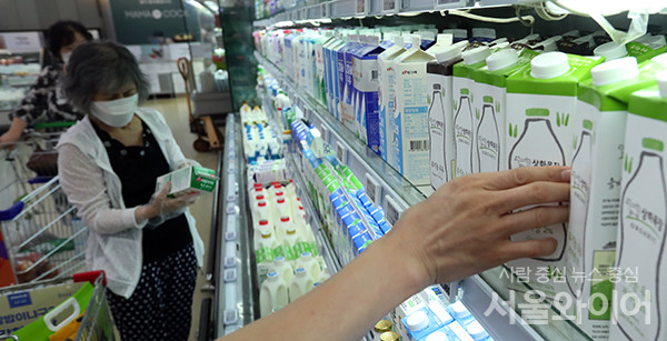 서울 대형마트 우유코너에서 시민들이 제품을 고르고 있다. 사진=서울와이어 DB