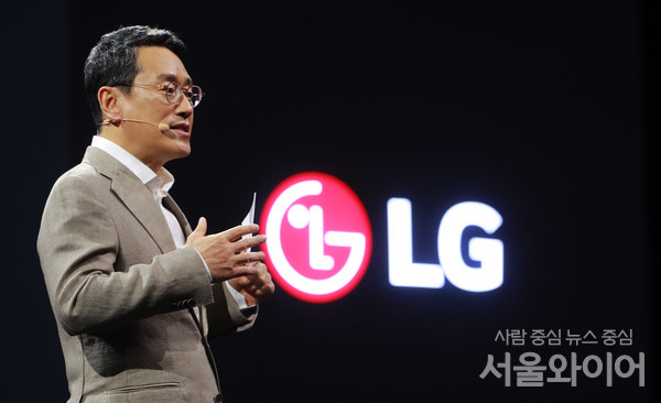 조주완 LG전자 최고경영자(CEO) 사장이 12일 오전 서울 마곡 LG사이언스파크에서 열린 미래 비전 및 중장기 전략 관련 기자간담회에서 3대 신사업 드라이브 등에 대해서 발표하고 있다. 사진=이태구 기자