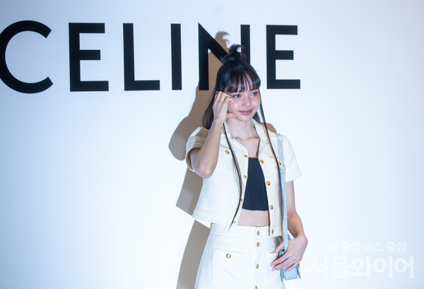 그룹 블랙핑크 리사가 지난 3월30일 서울 영등포구 여의도 더 현대 서울에서 진행된 파리 럭셔리 브랜드 셀린느 팝업스토어 오픈 행사에 참석해 포즈를 취하고 있다. 사진=서울와이어 DB