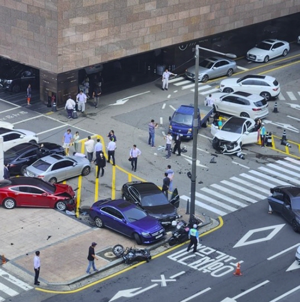 12일 강남구 모 백화점 앞에서 7중 추돌사고가 났다. 사진=연합뉴스 제공