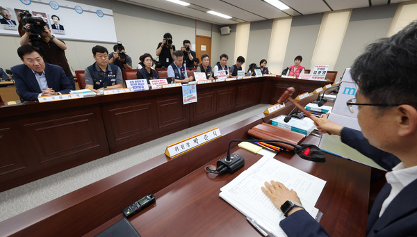 오늘 열리는 제13차 전원회의에서 노사간 최저임금 의견차가 좁혀질 수 있을지 관심이 쏠린다. 사진=연합뉴스