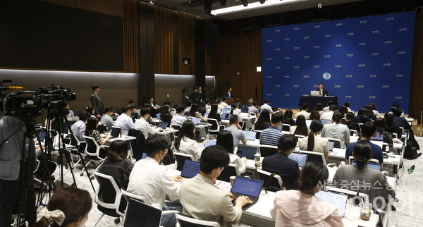 이창용 총재가 기자간담회에 참석 발언을 하고있다.