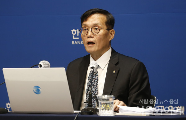 이창용 총재가 기자간담회에 참석 발언을 하고있다.