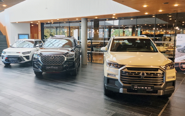 KG모빌리티가 국내 시장에서 선풍적인 인기를 얻고 있는 토레스 유럽시장 론칭 행사를 갖고 본격적인 글로벌 판매 확대에 나섰다. 사진=KG 모빌리티 제공