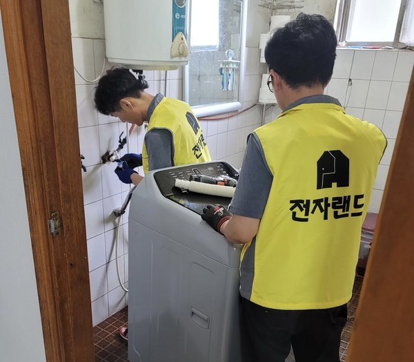 전자랜드가 행복얼라이언스 동참을 통해 결식 우려 아동이 속한 가구 중 주거환경이 필요한 가정을 선별해 주거환경개선을 위해 필요한 물품을 전달했다. 사진=전자랜드 제공