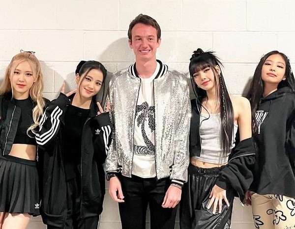 프레데릭 아르노(가운데)와 그룹 블랙핑크 멤버들의 모습. 사진=프레데릭 아르노 인스타그램