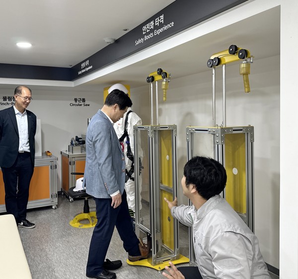 이경규 인천항만공사 사장(가운데)이 안전화 타격 체험 교육을 받는 모습. 사진=인천항만공사 제공