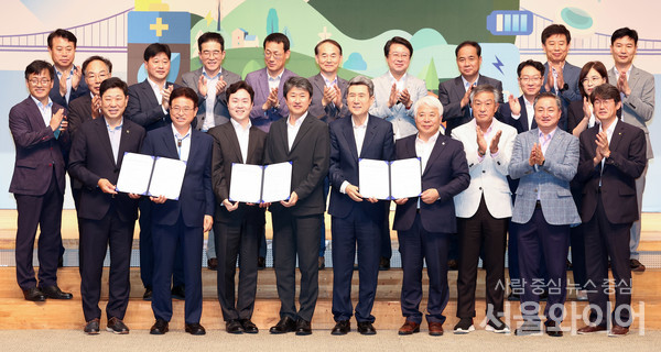 13일 포항시청에서 이철우(좌측앞줄두번째) 경상북도지사, 이강덕(중앙) 포항시장, 송호준(좌측앞줄네번째) 에코프로 대표이사, 박용선 경북도의회 부의장, 백인규 포항시의회 의장 등 산학기관 관계자 40여명이 참석한 가운데 에코프로 그룹과 이차전지 양극소재 제조공장 신규 건설을 내용으로 하는 대규모 투자양해각서 체결한 후 기념촬영을 하고 있다.