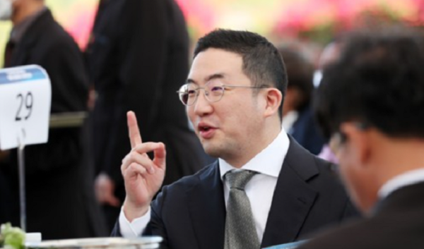 구광모 LG그룹 회장이 올해 5월 서울 용산 대통령실 잔디마당에서 열린 '2023 대한민국 중소기업인대회'에 참석해 관계자들과 대화하고 있다. 사진=연합뉴스 