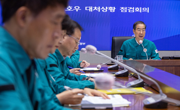 한덕수 국무총리가 14일 오전 정부서울청사에서 ‘호우 대처 상황점검’ 회의를 주재하고 장마철 인명피해 예방에 모든 부처와 관계당국, 전국 시도 지자체가 긴장을 늦추지 말고 대응해야 한다고 강조했다. 사진=연합뉴스  