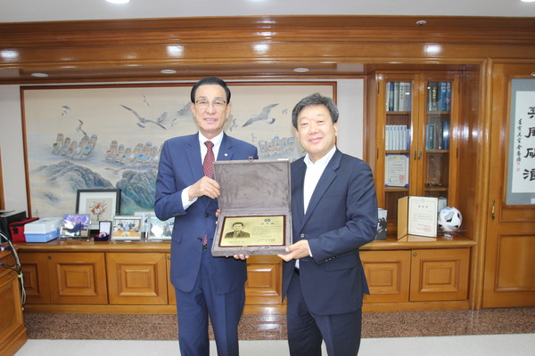 노동진 수협중앙회장(왼쪽)이 14일 서울 송파구 수협중앙회 본사에서 어업인 경영 부담 해소를 위해 예산 지원을 확대해 온 남한권 울릉군수에게 감사패를 수여한 뒤 기념촬영을 하고 있다. (사진=수협중앙회)